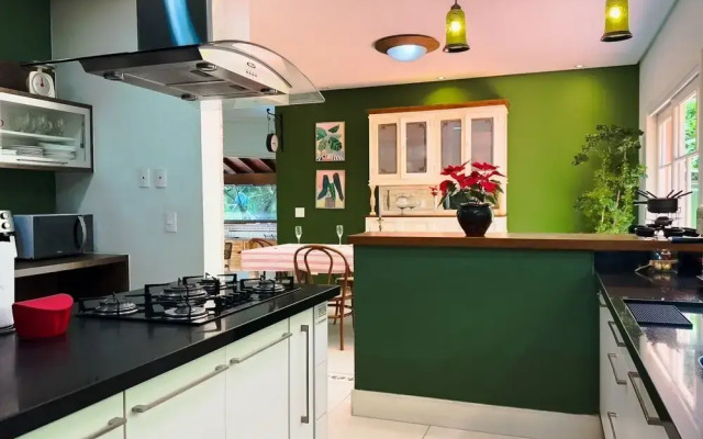 Casa Alto Padrão na Granja Viana - Cond. Fechado