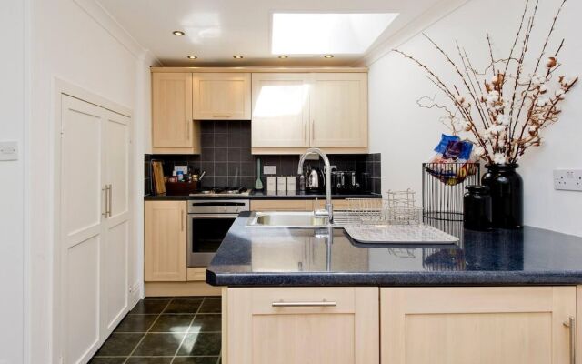 Traditional 2-bed Apartment Notting Hill