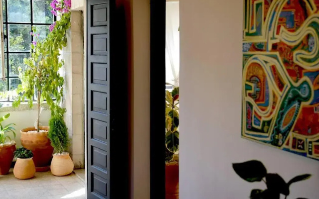 Inspiring 3Bed Unit with Sunny Balcony & Fireplace