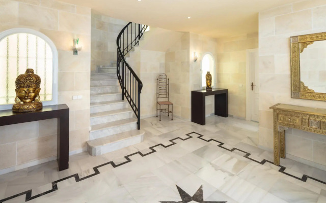 Large Luxury Family Villa 500m From Beach