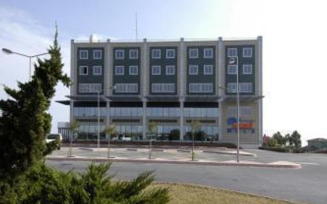 Maxi Mola Hotel