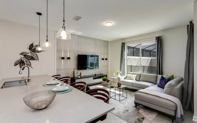 4bed 3Ba Storey Lake Home w. Pool