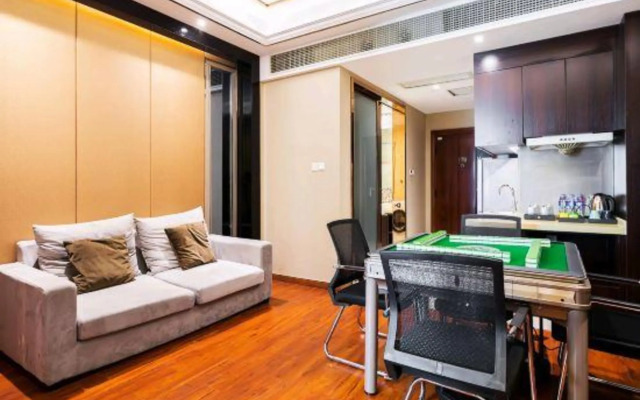 Baiya Light Luxury Holiday Apartment (Yangzhou Railway Station Jinghuacheng Branch)