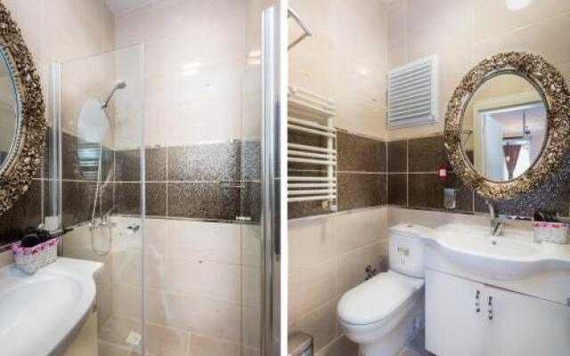 De Moon Suites Hotel