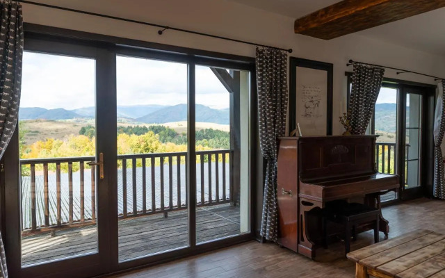 Potcoava Mountain Hideaway