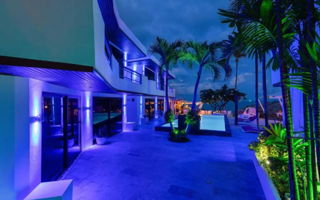 The Dinky Rock, Lounge Beach Club & Spa Hotel