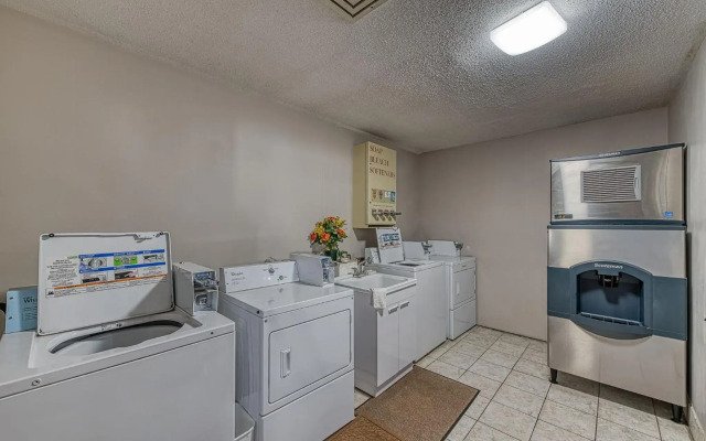 American Inn and Suites Dundee
