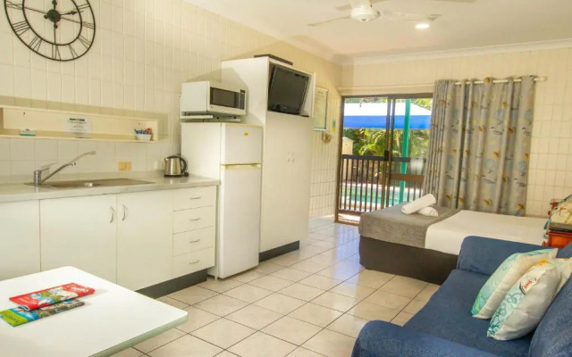 Tropical Palms Resort & 4WD Hire