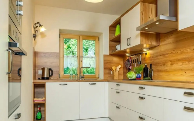 Chalet unter Weißblauem Himmel