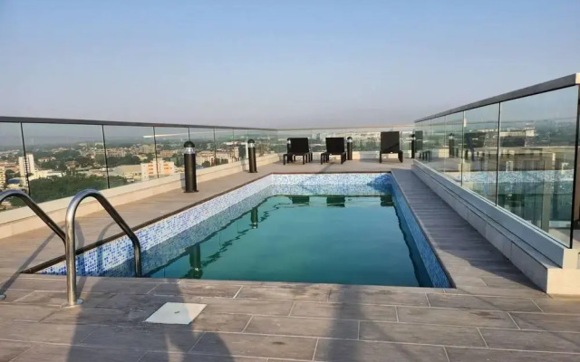 Luxurious & Comfy Gem-5 Star Location-pools, Gym!