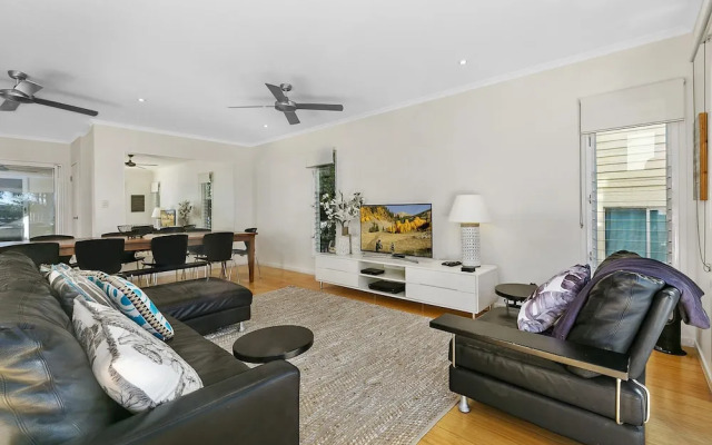 Stunning River House - 51 Hilton Esplanade