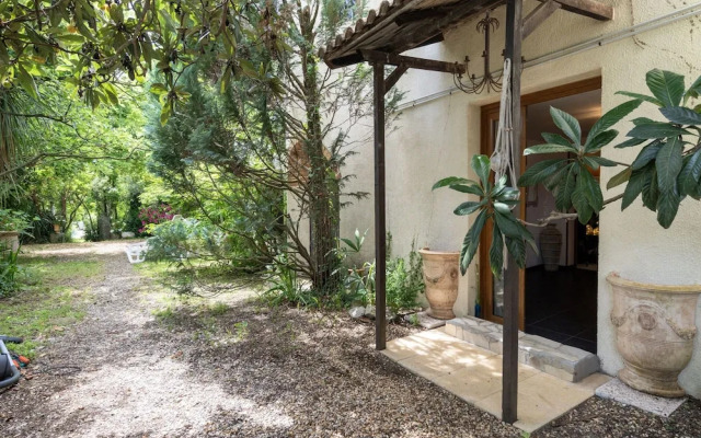 Majestic Holiday Home in Laroque With hot tub