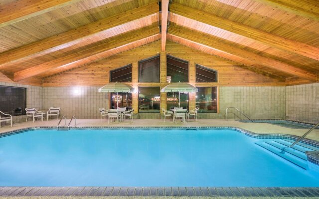 Days Inn Suites Baxter Brainerd Area