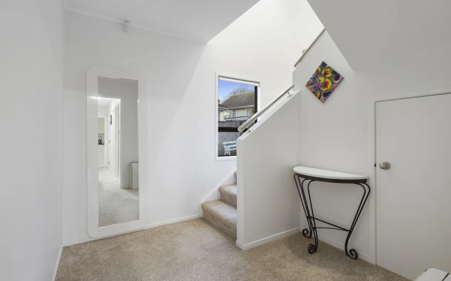 Spacious Family Home - Backyard-Mt-Views