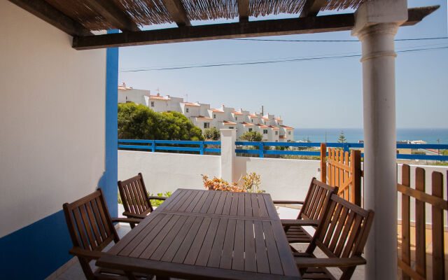 Ericeira Chill Hill Hostel & Private Rooms - Sea Food