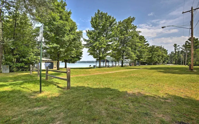 Quaint Studio w/ Shared Beach: Walk to Suttons Bay