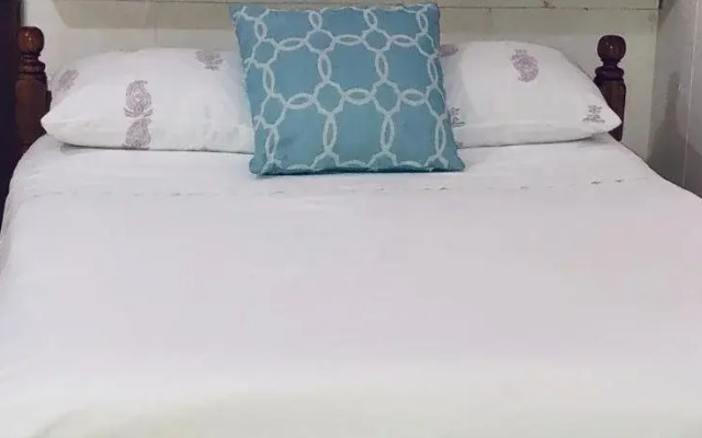 Rainbow Beach Apartments & Rooms