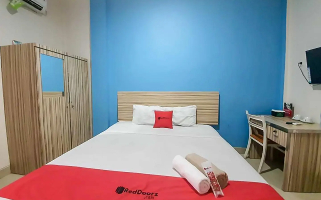RedDoorz near Jalan Kolonel Haji Burlian Palembang - Hotel in Palembang - Photo 3