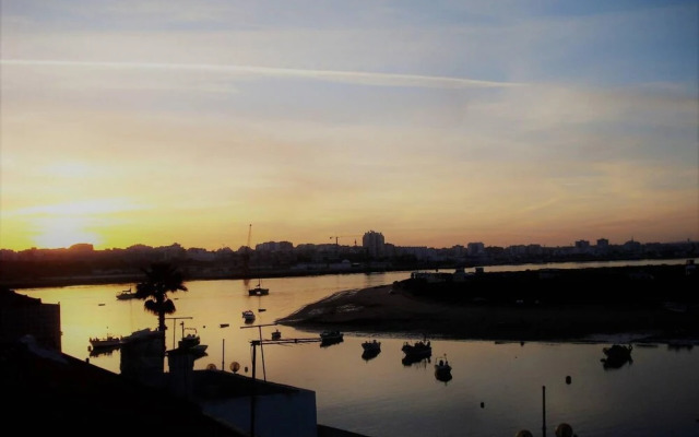 Waterfront, big Terrace, hot tub & 200 m to Beach