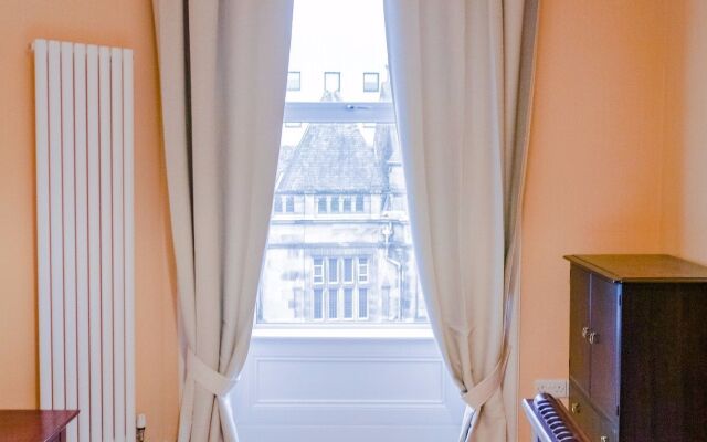 Newly Furnished Flat on Leith Walk, Sleeps 4