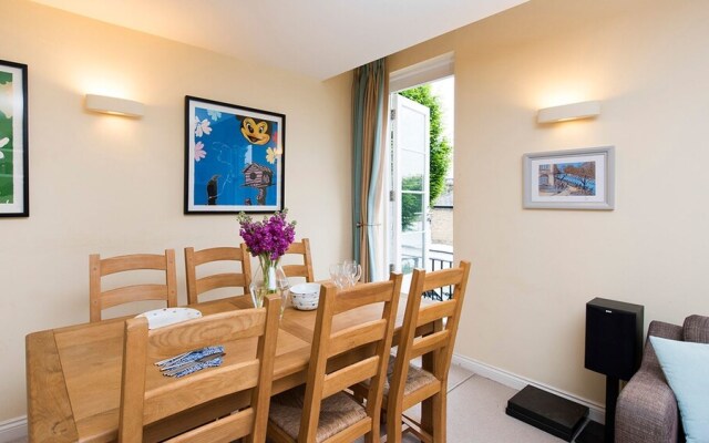 Spacious, Comfortable 2BR Fulham Maisonette