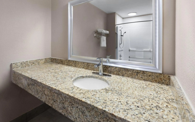 Super 8 by Wyndham Bridgeport/Clarksburg Area