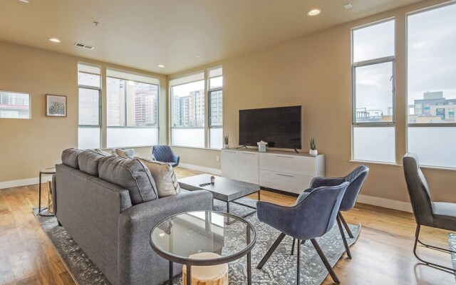 Swanky Downtown Loft! City Views! Sleeps 10!