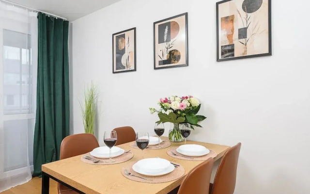 Lumina opposite the Palace of Culture