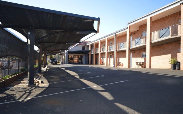 Bluegum Dubbo by Travellers