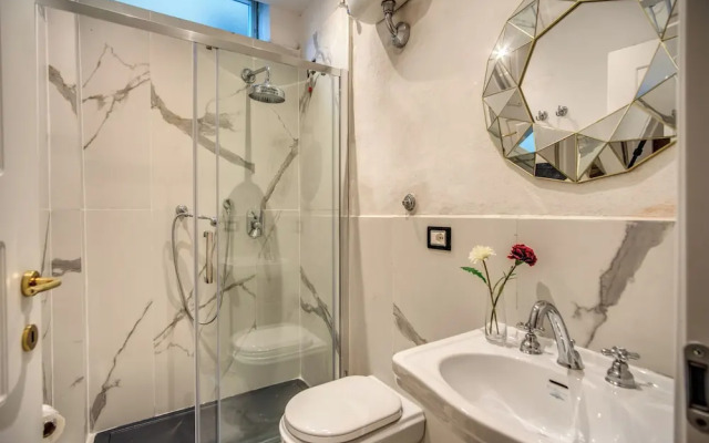 White Mirror  Apartment