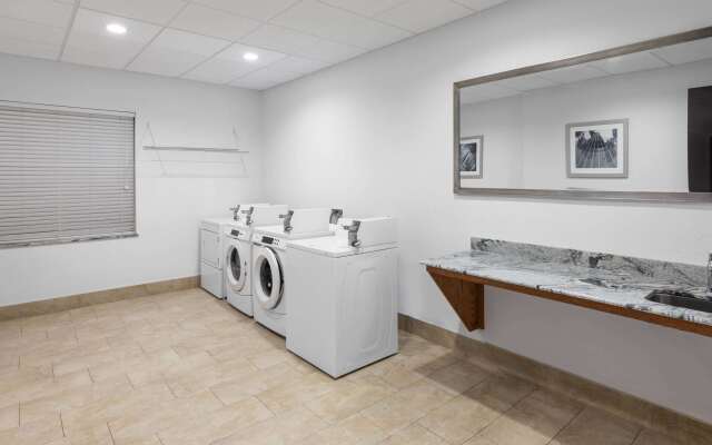 Days Inn & Suites by Wyndham Lubbock Medical Center