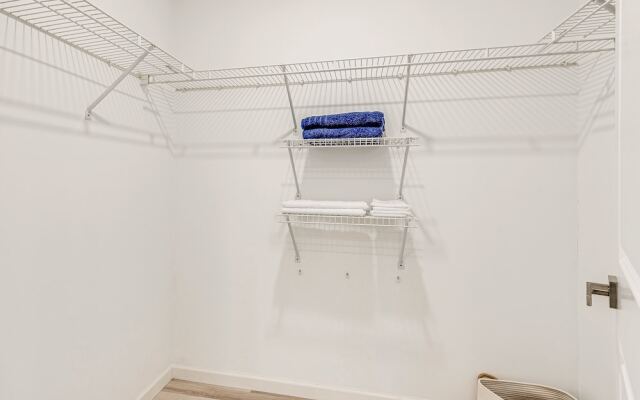 Chic Coolbaugh Township Getaway w/ Hot Tub!