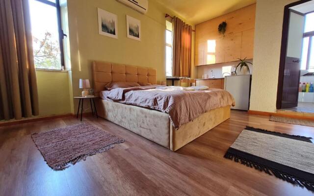 Ex-Block District charming studio apartment with treeish sorrounding view!