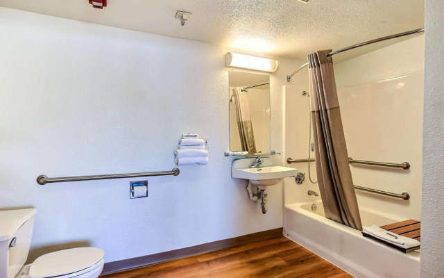 Motel 6 Oakland, CA - Embarcadero