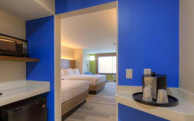 Holiday Inn Express & Suites Tulsa Midtown, an IHG Hotel