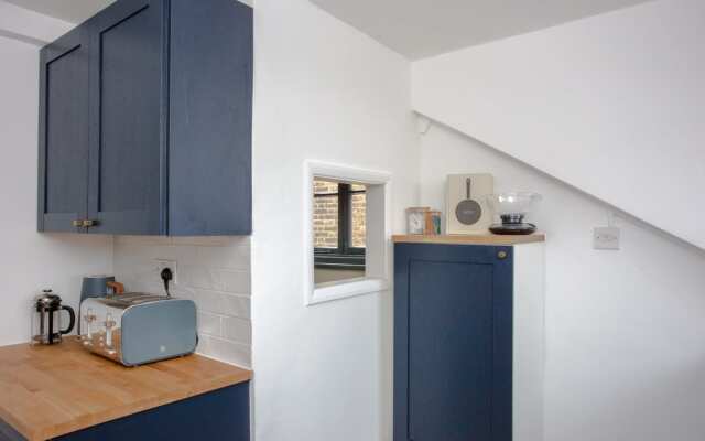 The Crescent Moon - Elegant 1BDR Flat