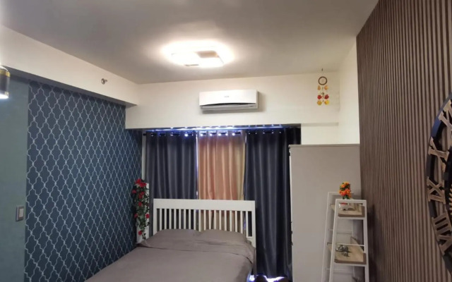 1BR balcony fast Internet Netflix in Makati Manila Air Residences