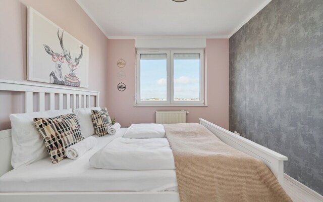 Spacious & Colorful Apartment by Renters