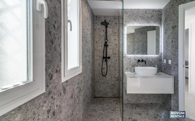 TOP RENOVATED 3-BDRM TOWNHOUSES with POOL, BBQ & ROOFTOP TERRACES