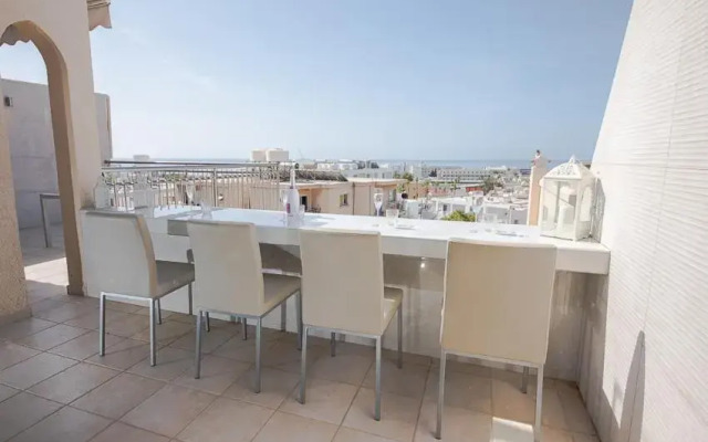 Peach Seaview 3 Bedroom Apartment