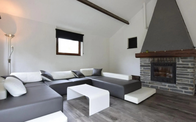 Spacious Holiday Home La Roche-en-Ardenne with Pool
