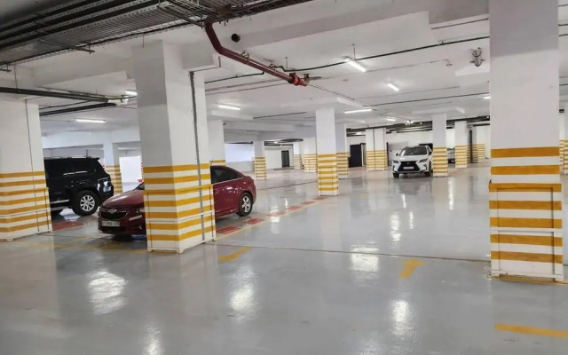 Luxurious & Comfy Gem-5 Star Location-pools, Gym!