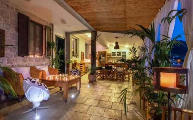 Villa Lola - Four Bedroom Villa With Sea View