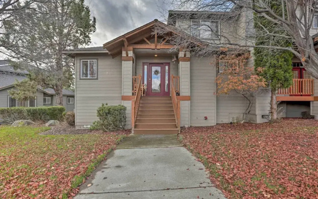 Idyllic Redmond Townhome w/ Furnished Deck!