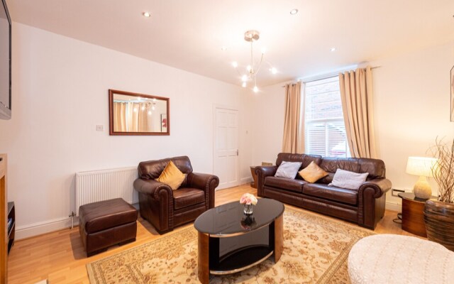 Captivating 5-bed House in Liverpool With Parking