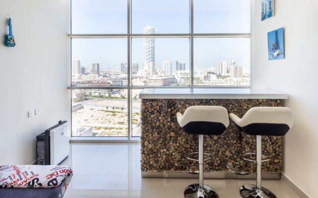 Premier 2BR Apartment in JVC Community - Sleeps 5!