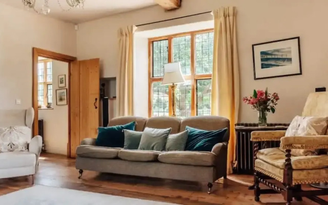 Lavish Tudor Hall Gardens - Sleeps 14