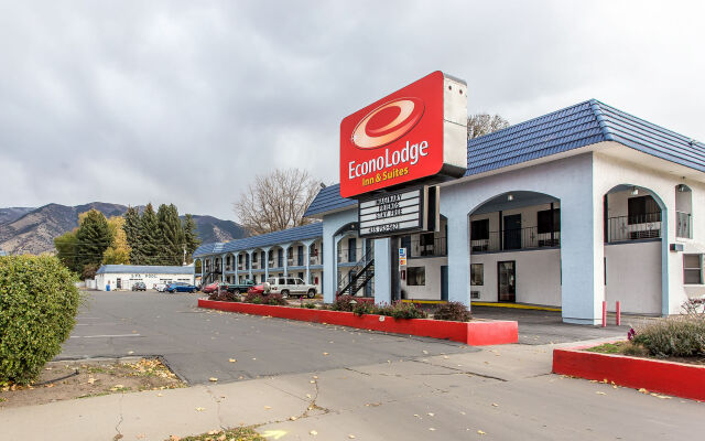 Econo Lodge Inn & Suites