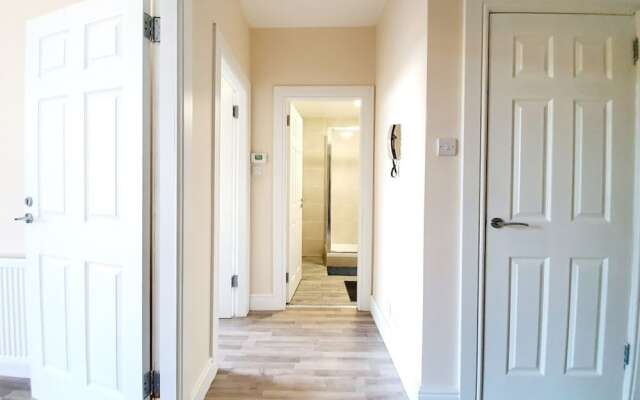 Gorgeous, Light & Airy Apartment in the Heart of the West End, Close to SEC and Hydro