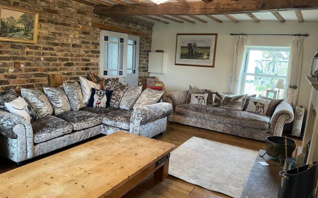 Meagill Farmhouse, hot Tub, bbq hut